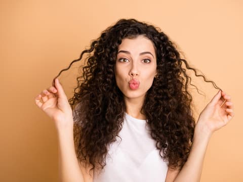 Frau mit Locken