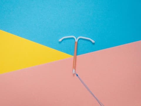 Kupferspirale vor buntem Hintergrund