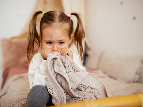 Kleines Mädchen weint ganz schlimm