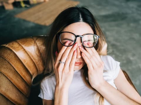 Frau reibt sich die Augen