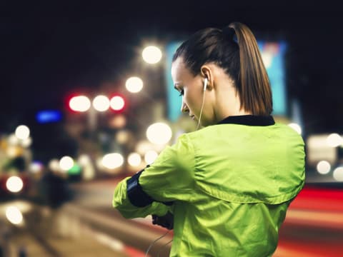 Frau joggt im Dunkeln