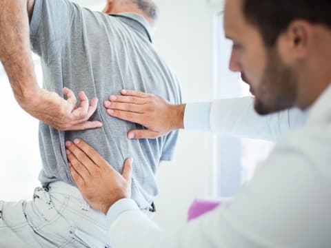 Der Chiropraktiker kann Blockaden des Beckens oder der Wirbelsäule lösen.
