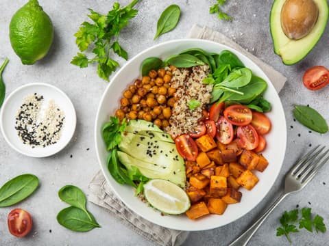 Teller mit veganem Essen
