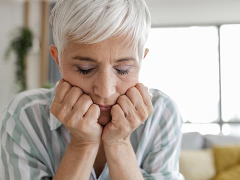 Ältere Frau mit depressiver Stimmung
