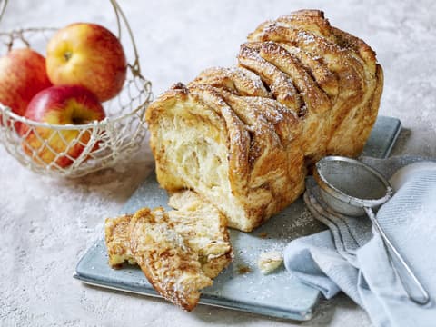 Apfelzupfbrot mit Zimt und Zucker