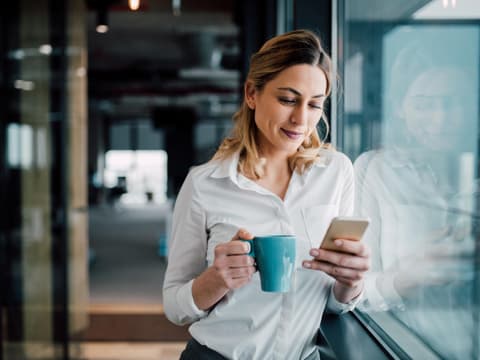 Frau schaut auf Handy