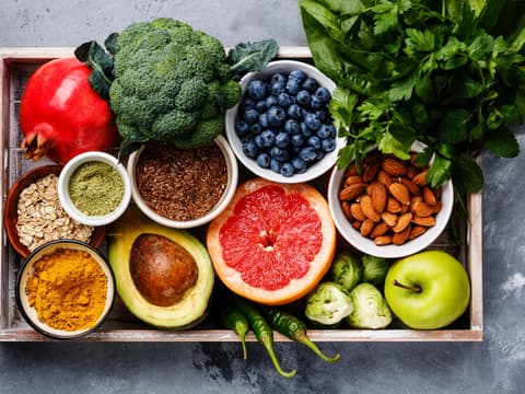 Obst und Gemüse in einer Kiste