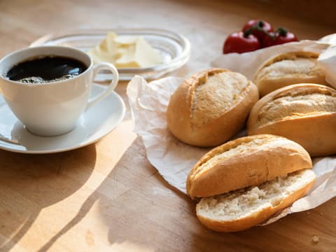Frühstücksbrötchen mit Kaffeee und Butter