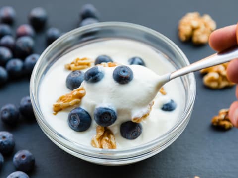 Schüsselchen Joghurt mit Blaubeeren und Walnüssen