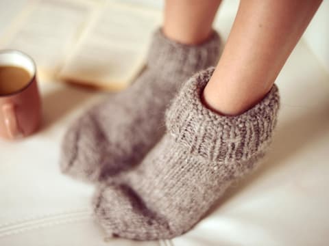 Frau mit dicken Wollsocken