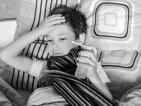 Kind mit Asthmaspray