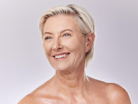 Porträt einer reifen Frau mit kurzen Haaren