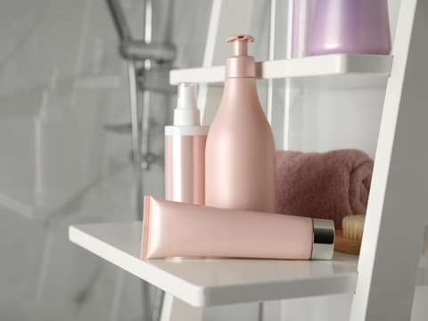 unbeschriftete Shampoo-Flasche 