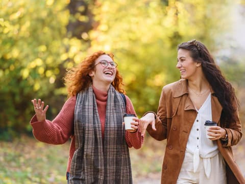 Zwei Frauen gehen spazieren