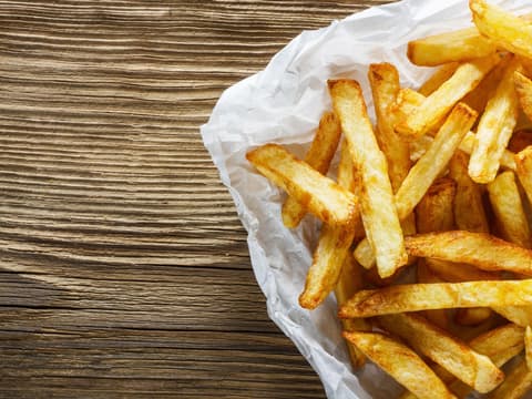 Nahaufnahme eines Schälchen Pommes