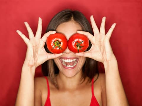Frau mit Tomaten