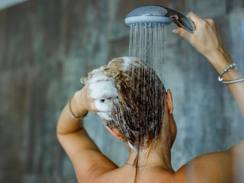 Frau in der Dusche