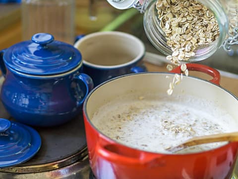 Haferflocken im Topf