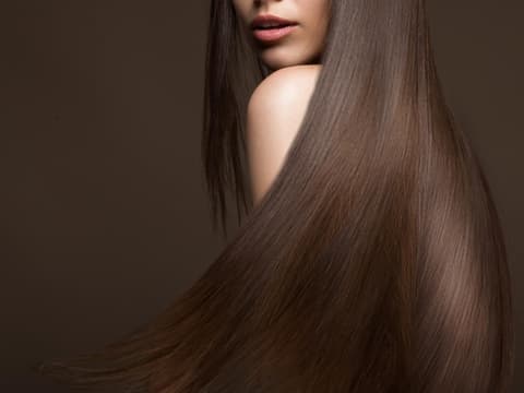 Frau mit langen, glänzenden Haaren