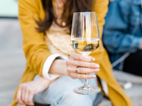 Frau trinkt Wein
