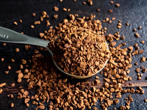 Nahaufnahme von krümeligem Instant-Kaffee