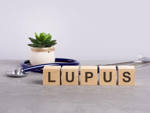 Buchstabenklötzchen auf Tisch mit Stetoskop