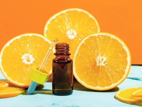 Orangenessenz mit frischen Orangen angerichtet