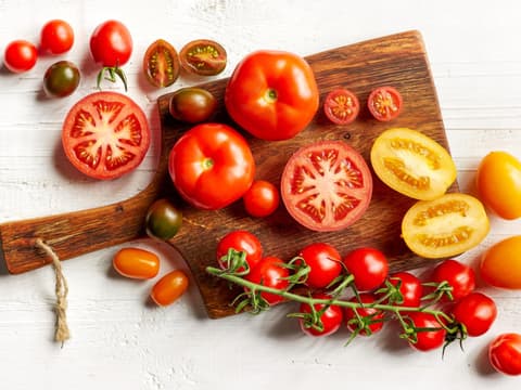 Tomaten auf einem Holzbrett