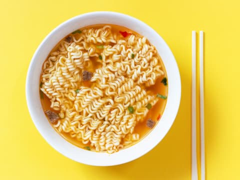 Instant-Noodles auf gelbem Untergrund