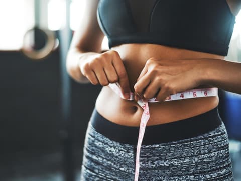 Bei Reverse Dieting wird die Kalorienzufuhr langsam wieder erhöht, um das Gewicht zu halten.