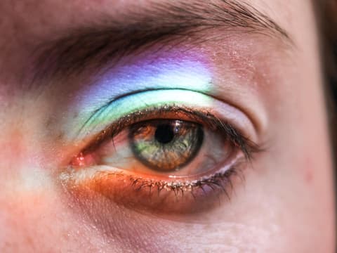 Lichtblitze im Auge können ein Anzeichen für eine Netzhautablösung sein