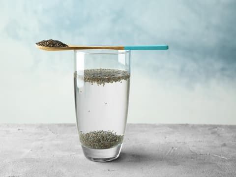 Glas Wasser mit Chiasamen 