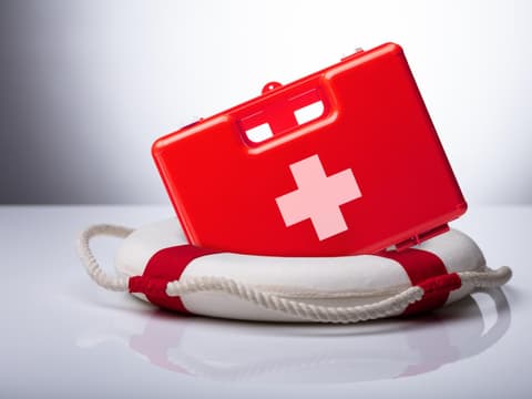 Sanitätskoffer auf Rettungsring