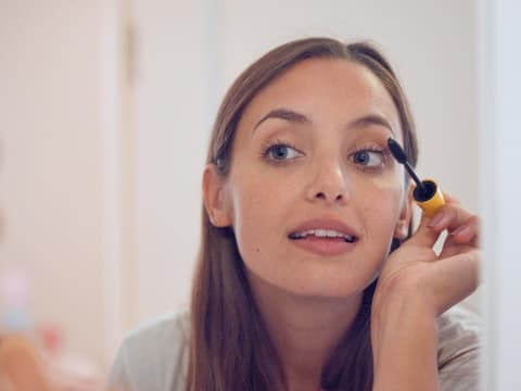 Frau trägt Mascara auf