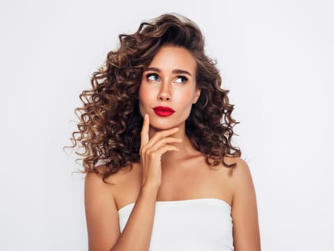 Frau trägt roten Lippenstift