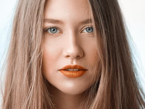 Frau mit dünnen Haaren