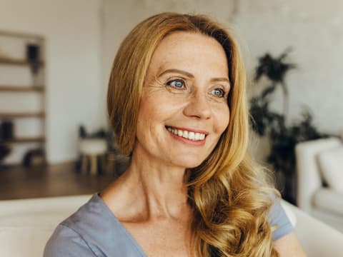Frau mit gefärbten Haaren