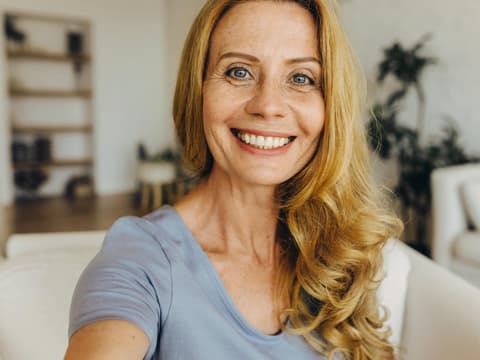 Frau mit gefärbten Haaren