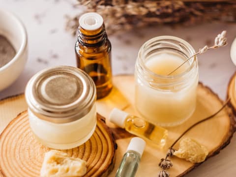 Zutaten für selbstgemachte Creme auf Holzbrett
