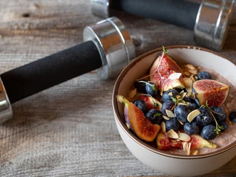 Veganes Frühstück mit Beeren