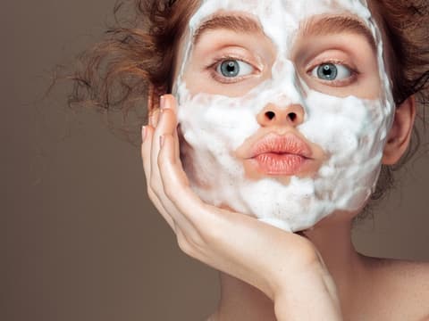 Frau mit Eiweiß- Maske