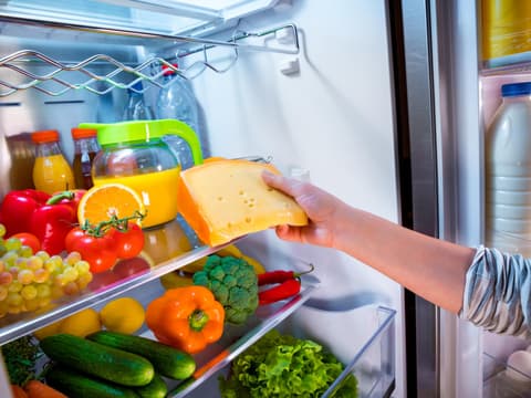 Käse wird in den Kühlschrank gelegt