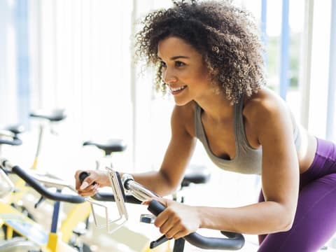 Frau trainiert Spinning