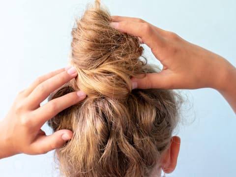Krause Haare im Dutt