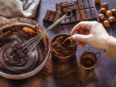 Schokoladiger Kuchenteig in einer Schüssel mit Butter-Ersatz
