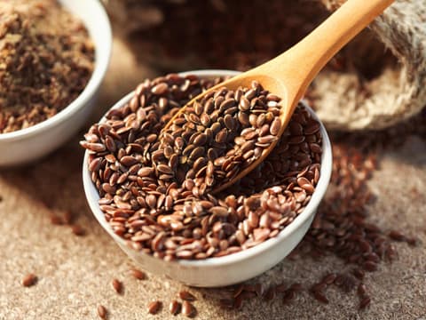 Schüssel mit Leinsamen und Holzlöffel