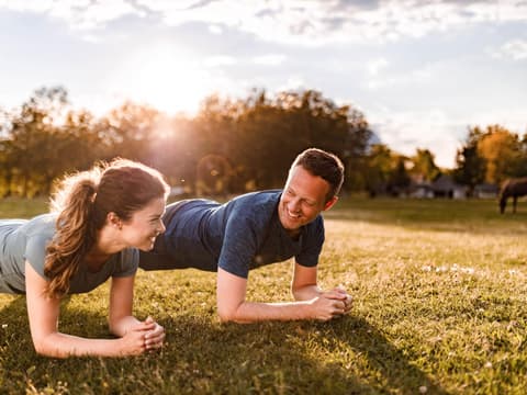 Mann und Frau machen Plank