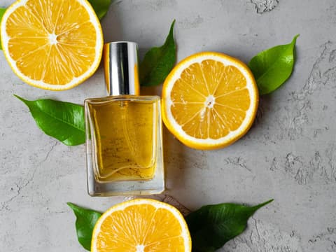 Parfum mit Zitrusfrüchten