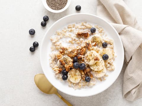 Porridge mit Bananen, Heidelbeeren und Walnüssen