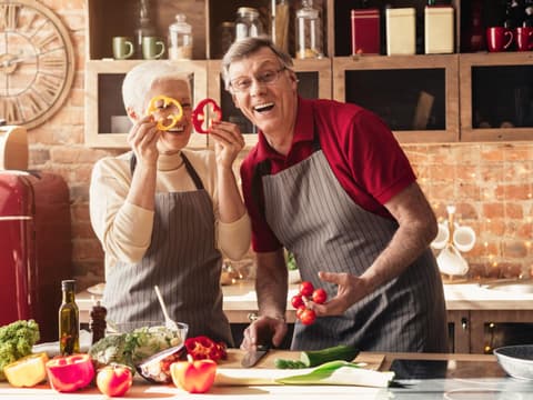 Alteres Paar kocht gemeinsam